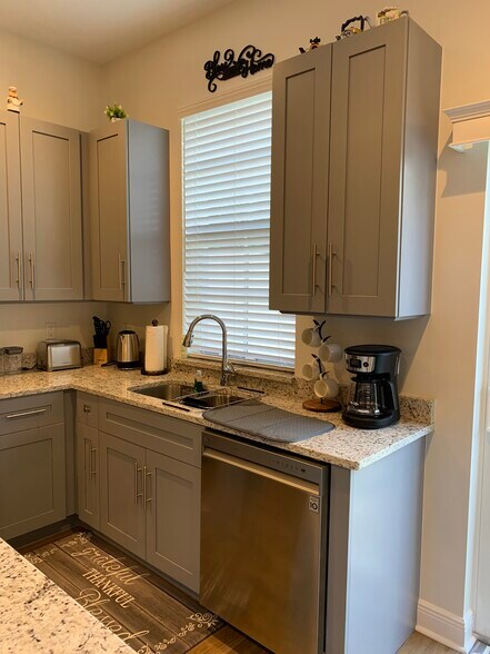 Building Photo - 1622 Montauk Dr
