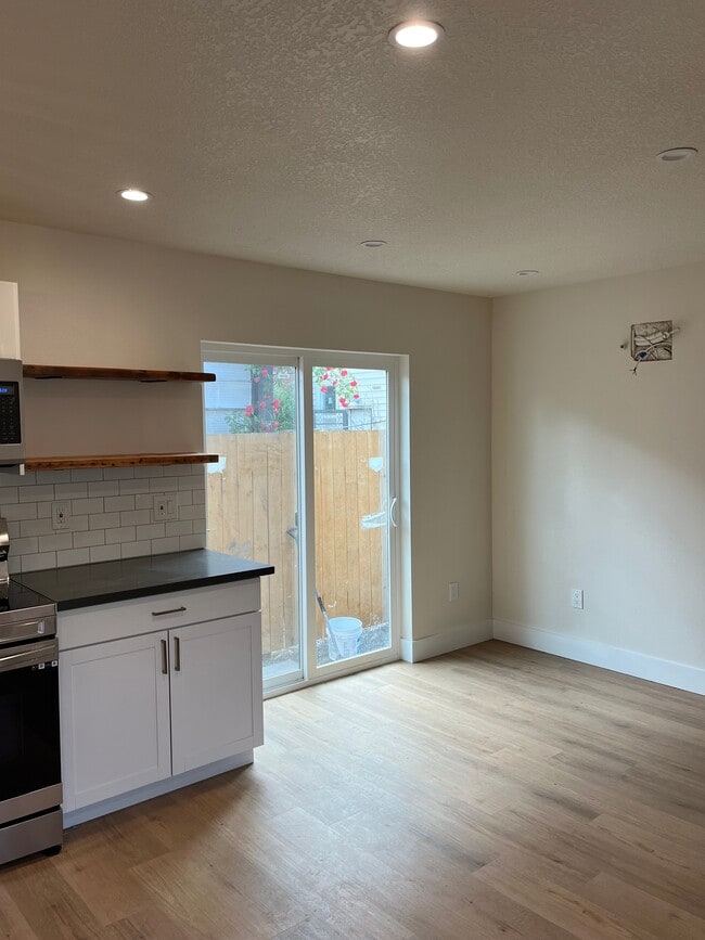 Building Photo - 5735 NE 33rd Ave