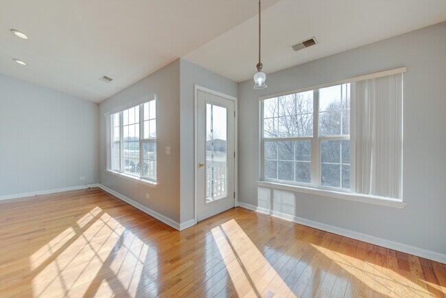 Building Photo - 974 N Village Dr