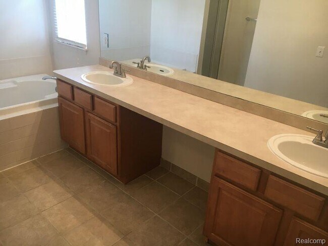 Building Photo - 879 Autumn Ridge Dr