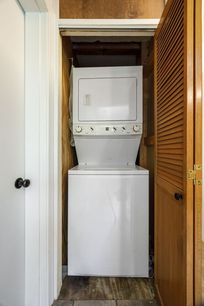 Building Photo - Beautiful 2 Bedroom Corner Lot of Park Ave! ***Available Late June 2026***
