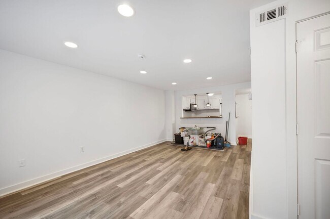 Building Photo - Available now! 2 Bed 2 Bath in Adams Morga...