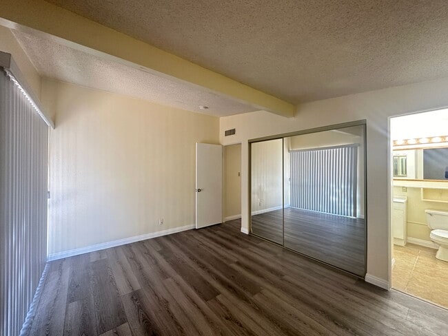 Building Photo - Washington & Jones