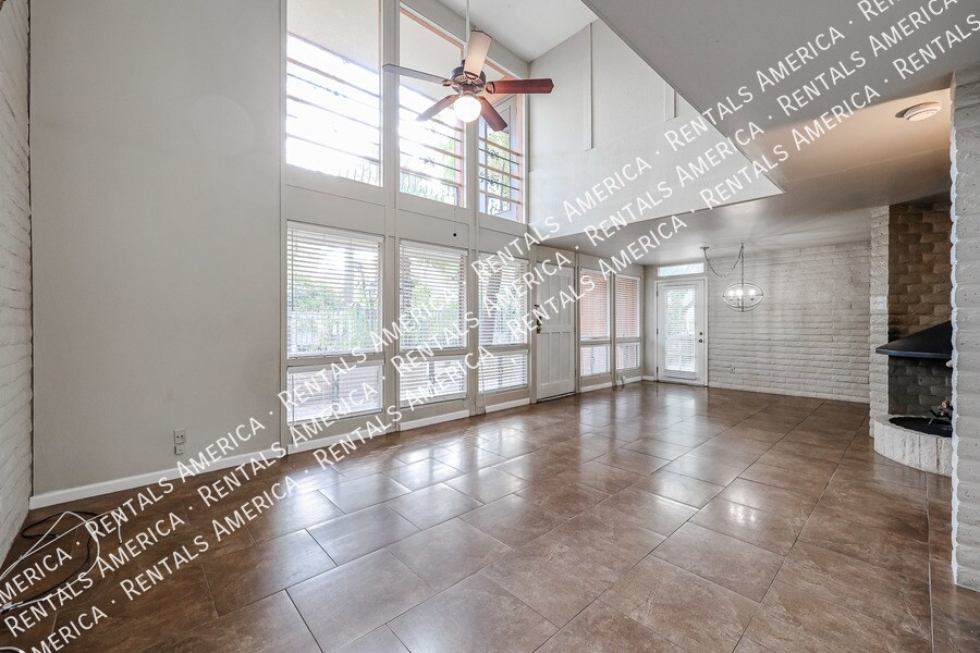 Building Photo - 4820 N Woodmere Fairway