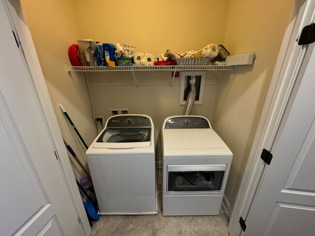 Building Photo - Stunning 3 Bed 2.5 Bath End Unit Townhome ...