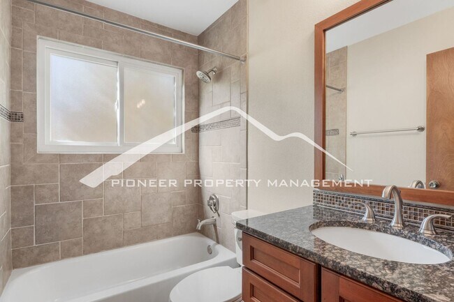 Building Photo - Beautiful 4 bedroom home with Stunning Col...