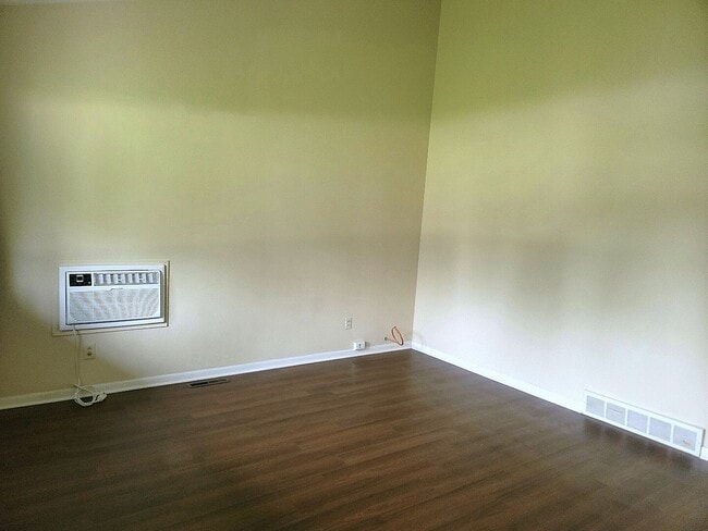 Building Photo - 70 Pine Ct