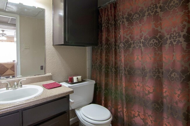 Building Photo - 4800 Lamonte Ln