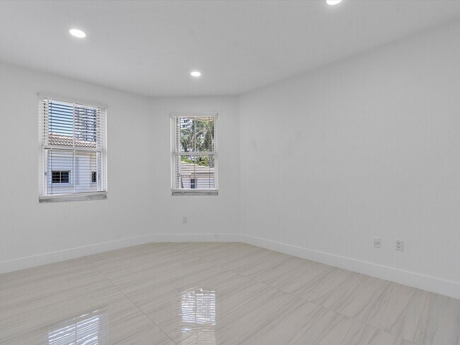 Building Photo - 21301 NE 38th Ave