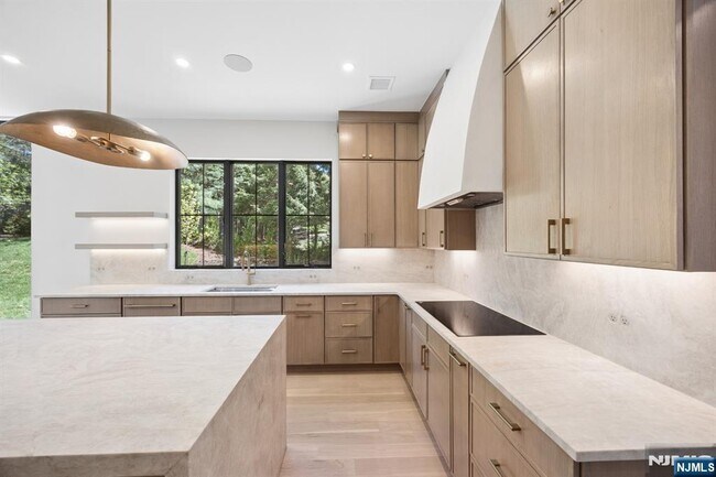 Building Photo - 242 Hardenburgh Ave