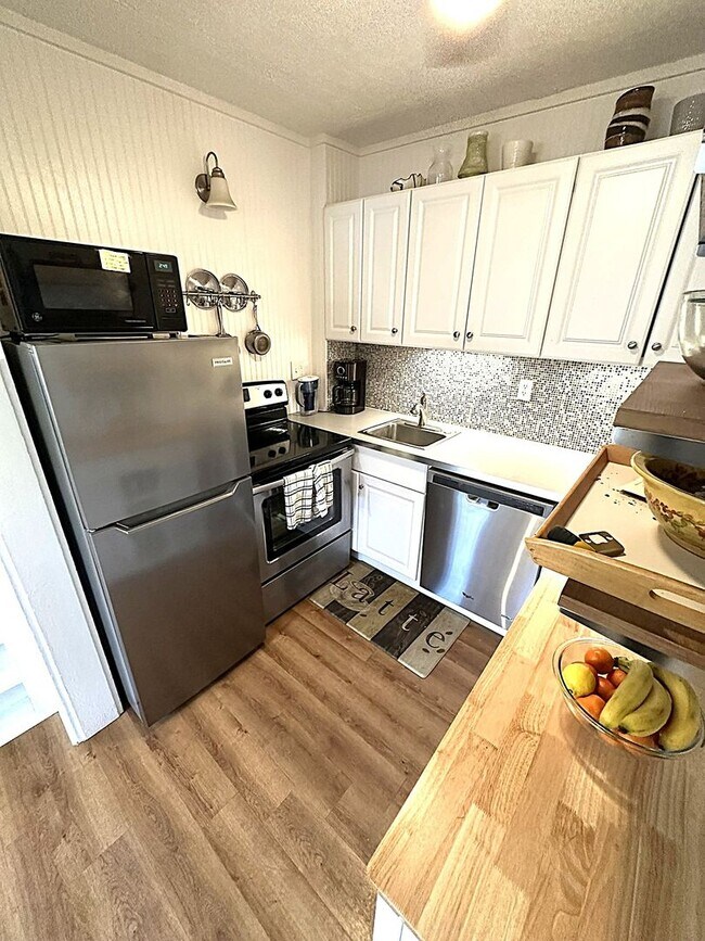 Building Photo - GULFPORT FURN. COTTAGE 2/2 EIGHT MONTH RENTAL MAY 1, 2026-JAN. 3, 2027