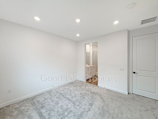 Building Photo - 820 Makani St