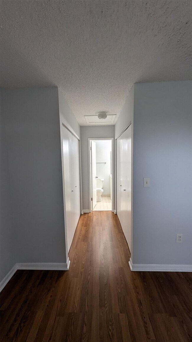 Building Photo - 9919 Nob Hill Ln