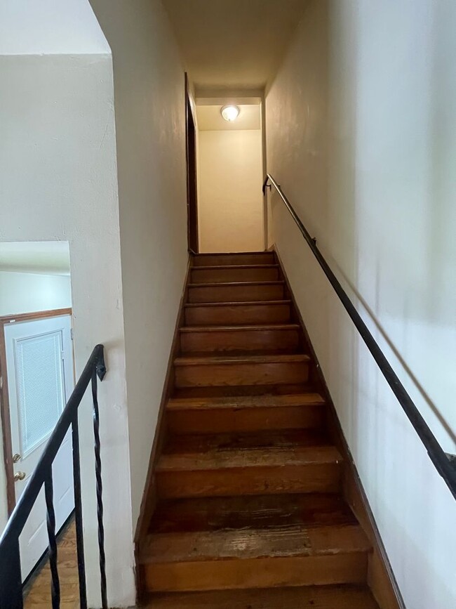 Building Photo - 4 bedroom 1 1/2 bath single family house with yard.