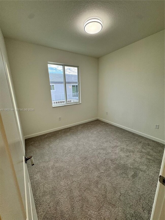 Building Photo - 656 SE 14th Ct