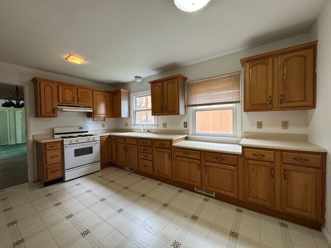 Building Photo - 3025 Greenbrier Ave