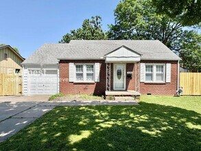Building Photo - 2 Bed/1 Bath Home with Garage / Pet-Friendly / Available Now!