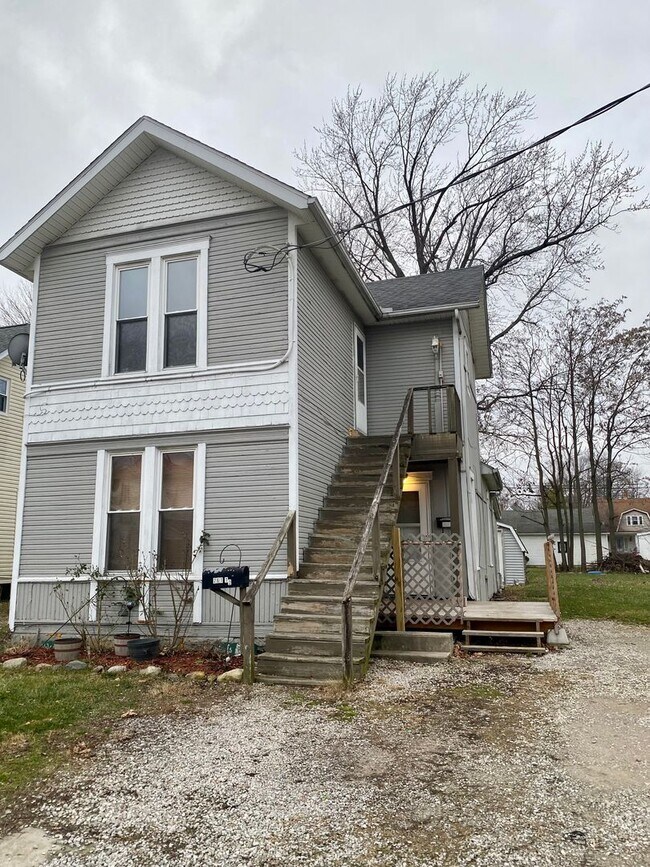 Building Photo - Upstairs One Bedroom Unit