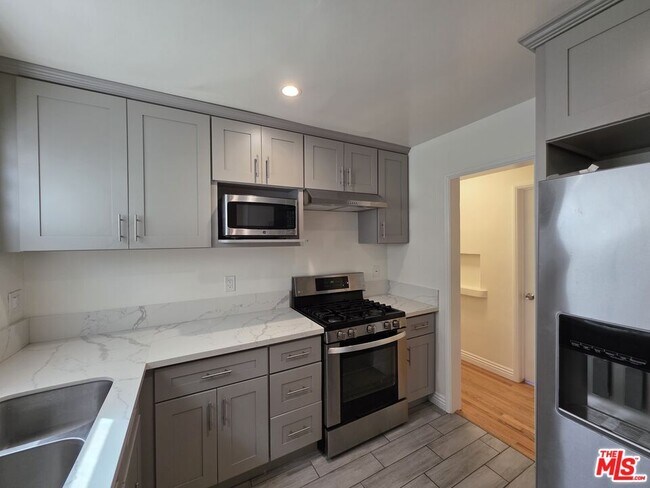 Building Photo - 102 Gaviota Ave