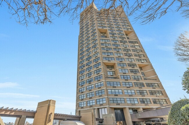 Primary Photo - 7002 JFK Blvd E
