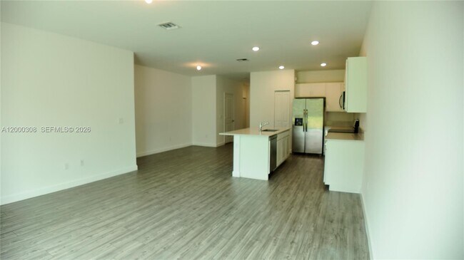 Building Photo - 4612 Hollister Ave