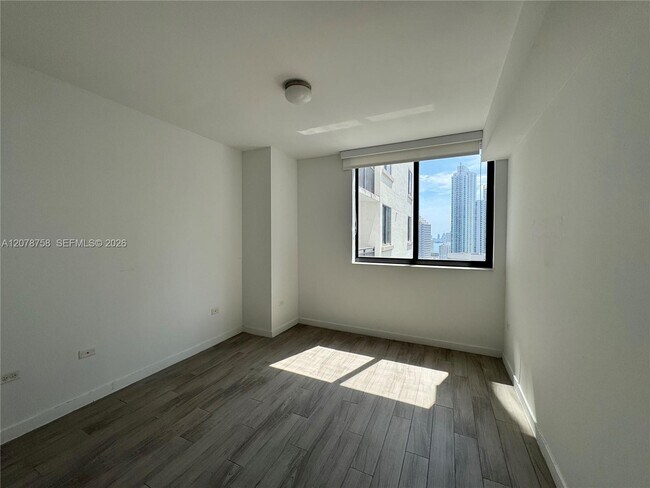 Building Photo - 999 SW 1st Ave
