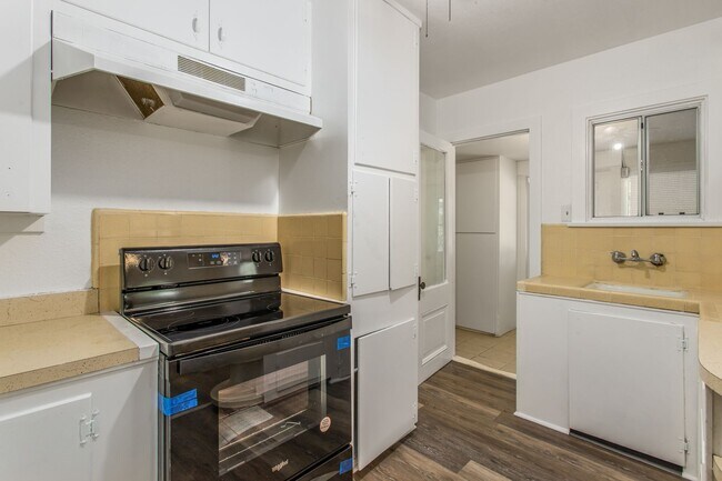 Building Photo - Newly renovated  1-bedroom backhouse in Mentone!
