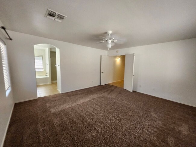 Building Photo - Beautiful Mountain Views! 3bedrom 2 bath