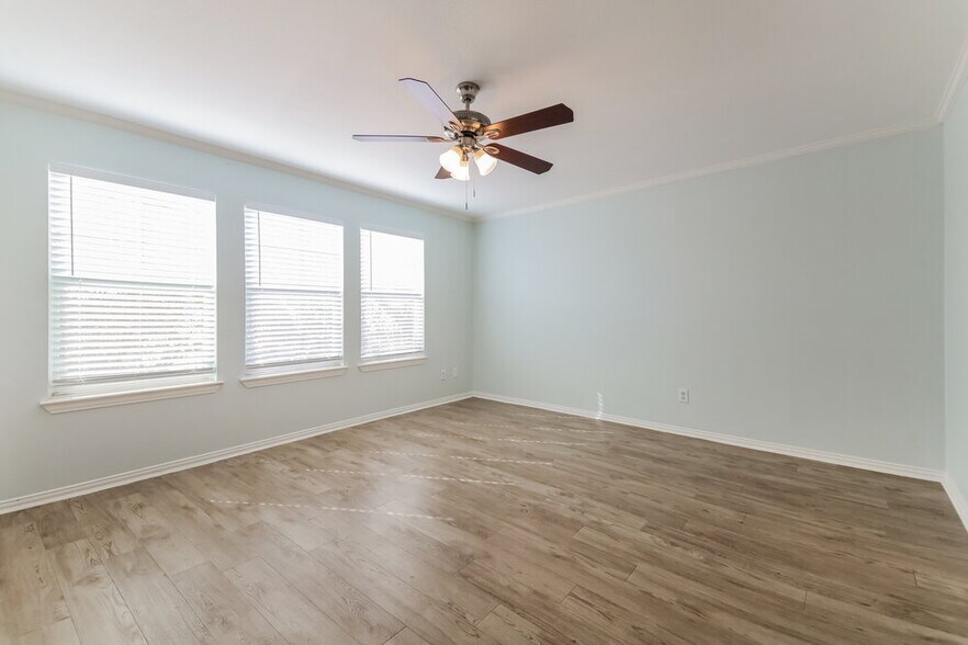 Building Photo - 9867 Walnut Hill Dr