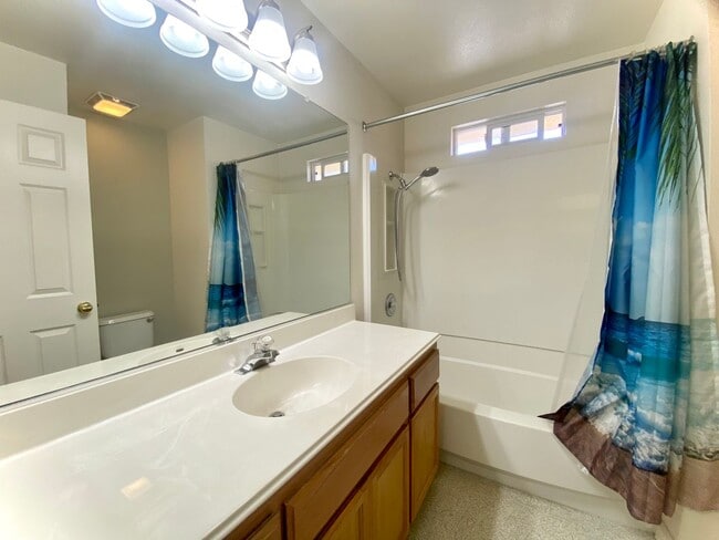 Building Photo - Lovely 3-bedroom Townhome for rent in Frem...
