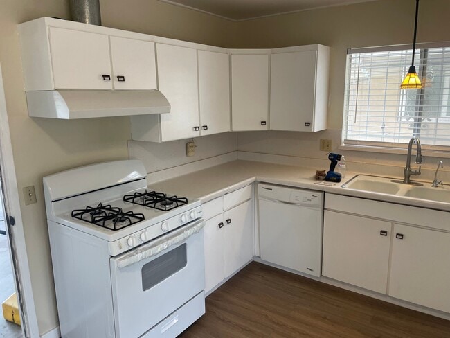 Building Photo - 631 Palomar Dr