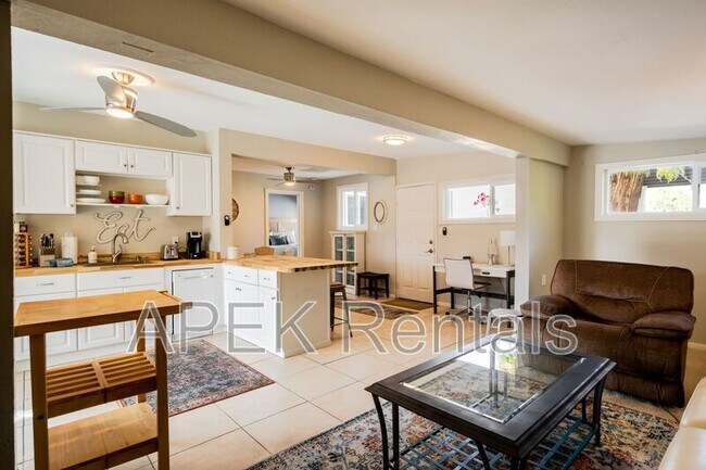 Building Photo - 477 E Vía Colusa