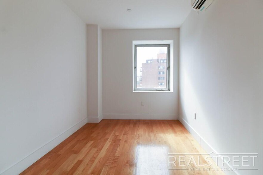 Building Photo - LUXURY 1 BED LOFT in Queens!