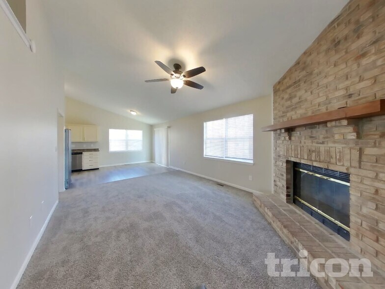 Building Photo - 1690 Fountain Lk Dr E