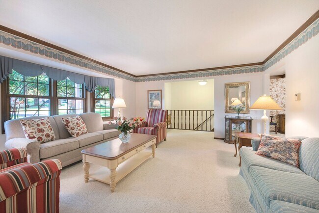 Building Photo - Beautiful 3BD/2.5BA Ranch in Park-like Set...
