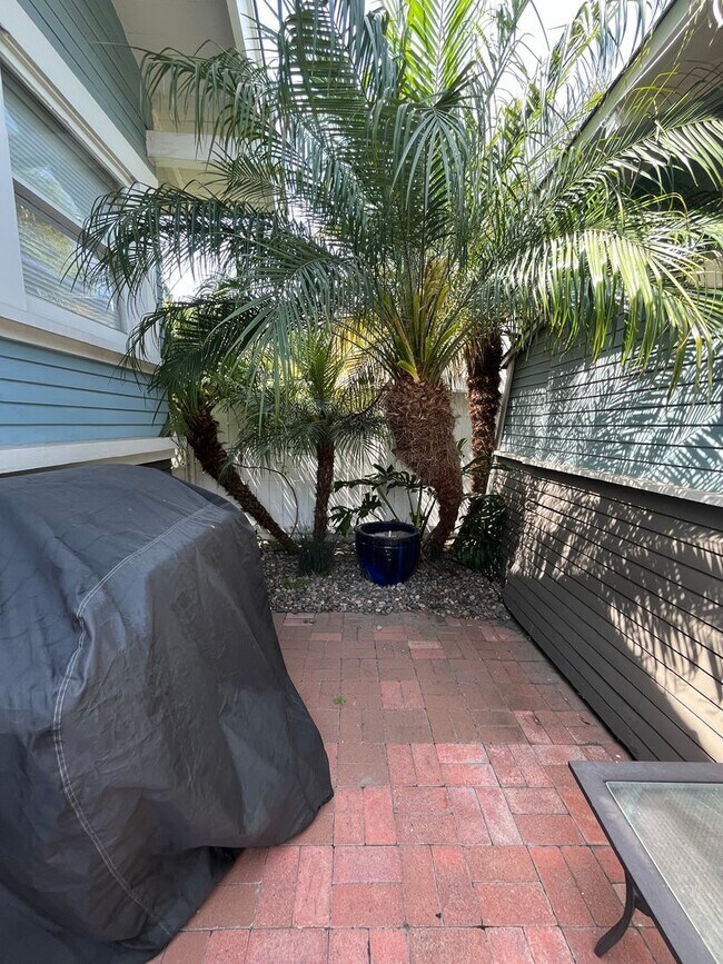 Building Photo - House: 2 Bedroom with Den , 2 Bath and pri...