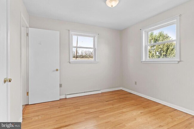 Building Photo - 213 Sunset Dr