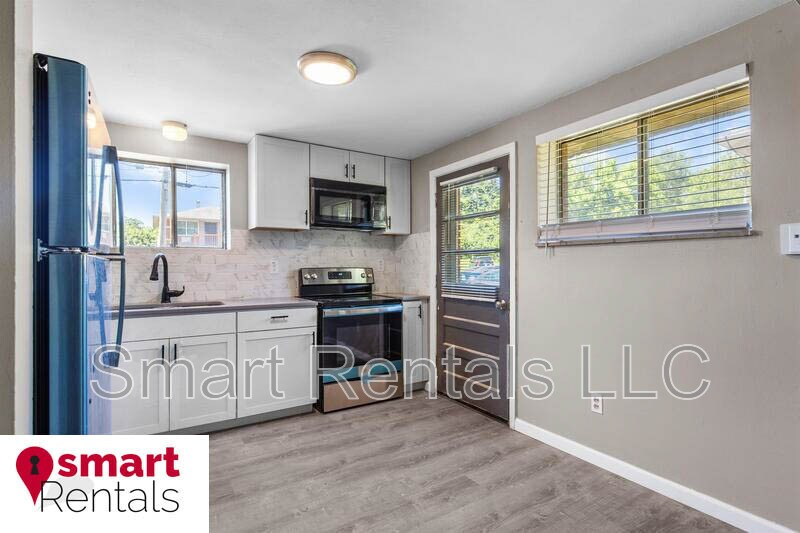 Primary Photo - 479 S Holmes Ave