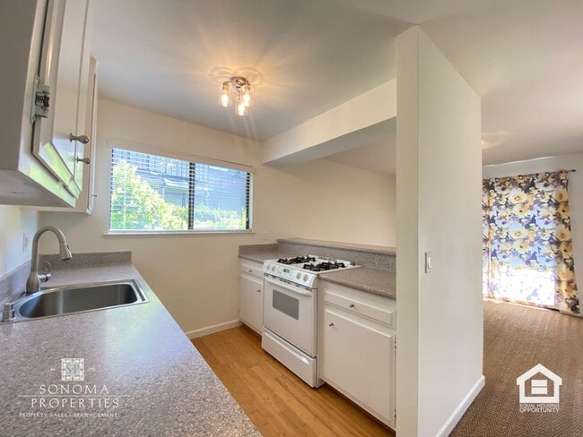 Building Photo - Ground Floor Condo on Sonoma's East Side