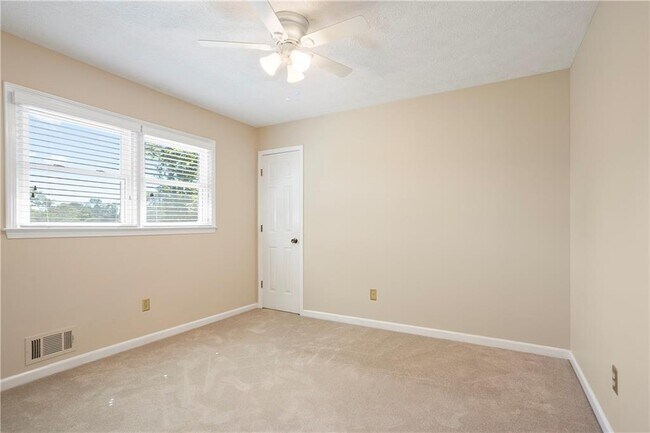 Building Photo - 4989 Kingswood Dr