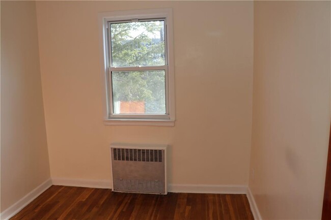 Building Photo - 921 E 86th St