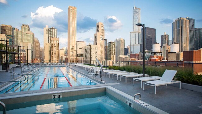 Building Photo - 637 N Wells St