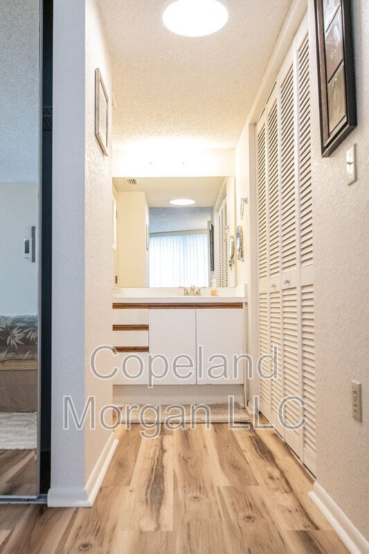 Building Photo - 1000 Cove Cay Dr