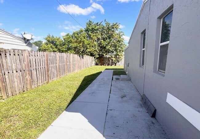 Building Photo - 1730 SW 64th Terrace