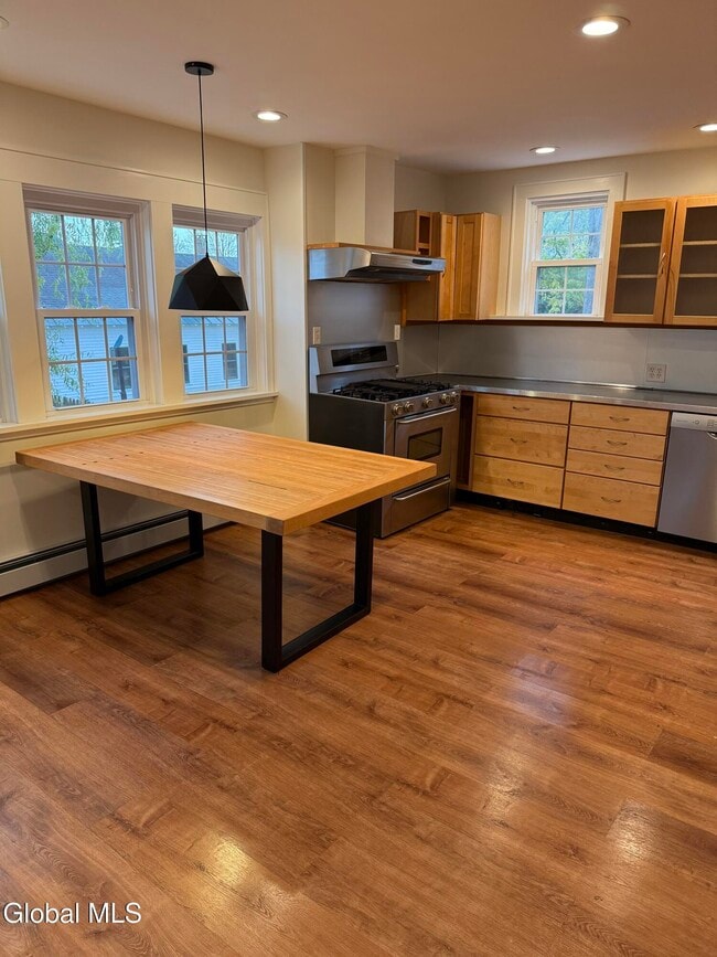 Building Photo - 60 Ash St