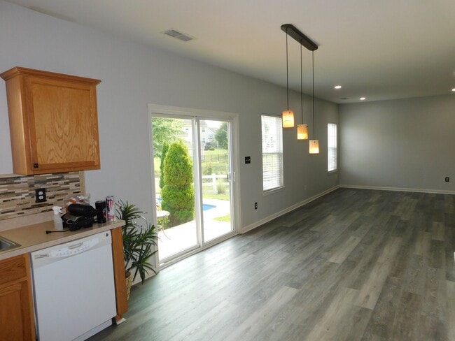 Building Photo - 104 Pebble Creek Dr