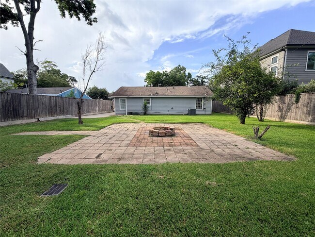 Building Photo - 1631 Chantilly Ln
