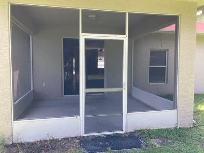 Building Photo - Spacious 4/2/2 Home with Screened-In Porch...