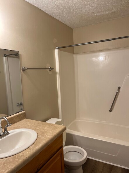 Building Photo - 906 W Chatham St