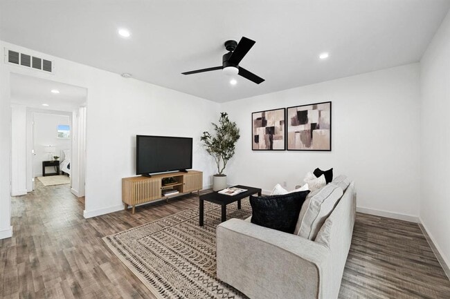 Building Photo - 5911 Sheridan Ave